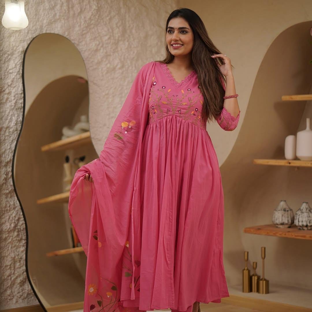 Luxe Posh Look Kurta Pant Dupatta Set with Unique Design
