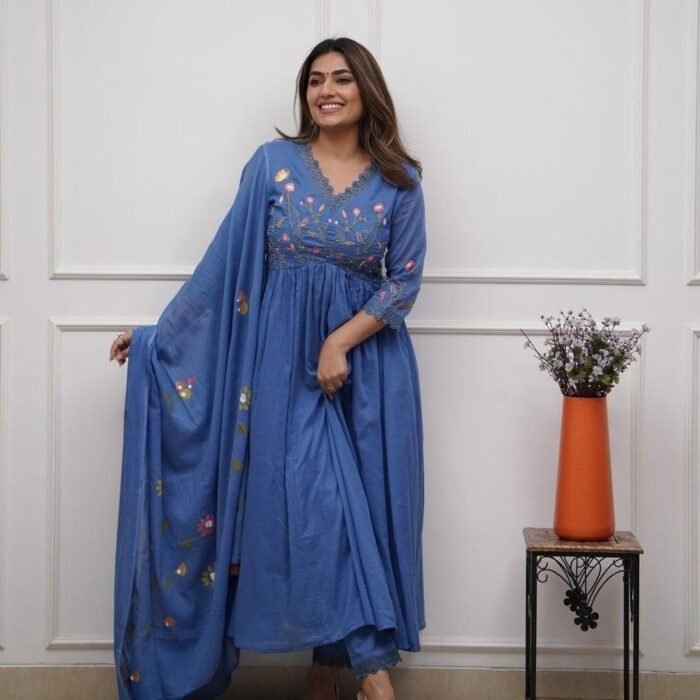 Luxe Posh Look Kurta Pant Dupatta Set with Unique Design